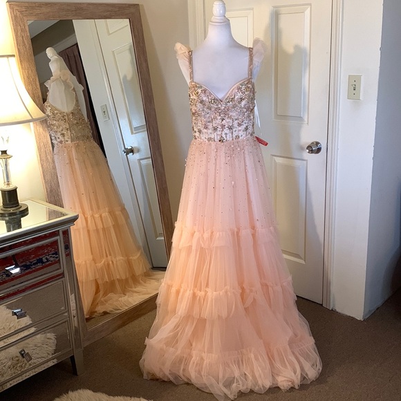MAC DUGGAL
Cap Sleeve Embellished Tulle Gown - Picture 4 of 15